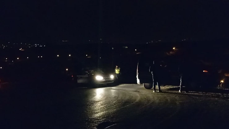 Otomobil Şarampole Devrildi: 3 Yaralı