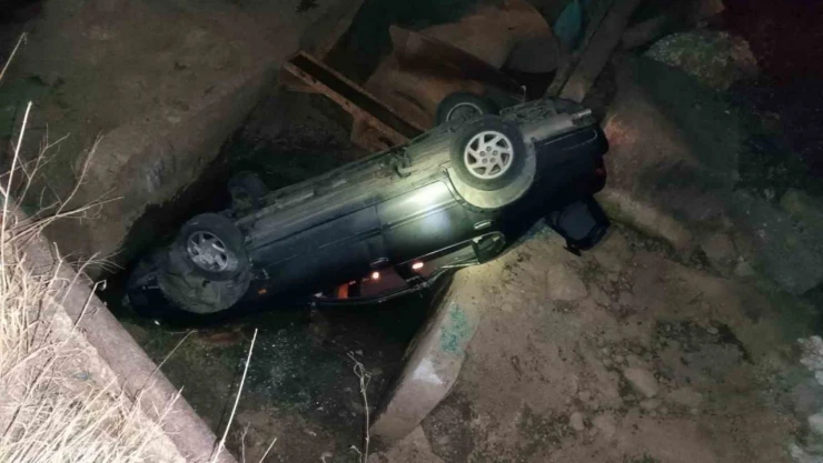 Kontrolden Çıkan Otomobil Sulama Kanalına Düştü