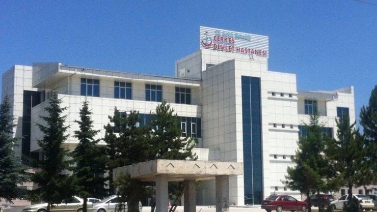 Kontrolden Çıkan Otomobil Traktöre Çarptı: 1 Ölü, 3 Yaralı