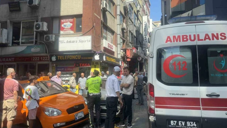 Otomobil Yayanın Ayağını Ezip Park Halindeki Taksiye Çarptı