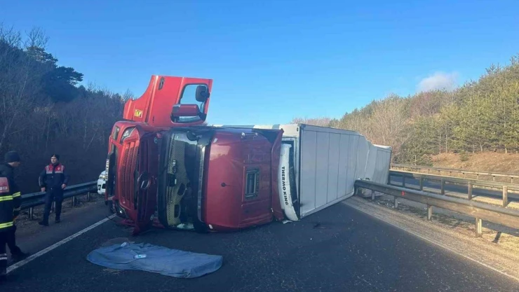 Kontrolden Çıkan Tır Devrildi: 1 Yaralı