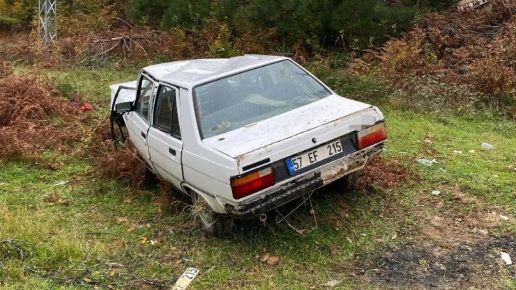 Köpeğe Çarpmamak İçin Manevra Yaptı: 3 Yaralı