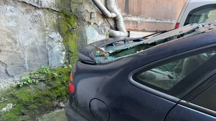 Beşinci Kattan Park Halindeki Aracın Üzerine Düştü