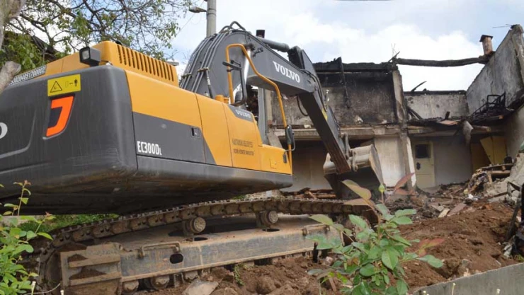 Korkulu yangının enkazları kaldırılıyor