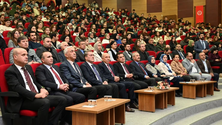 KÜ'de 'Uluslararası Hukuk Bağlamında Savaş ve Çatışma' Konferansı Düzenlendi