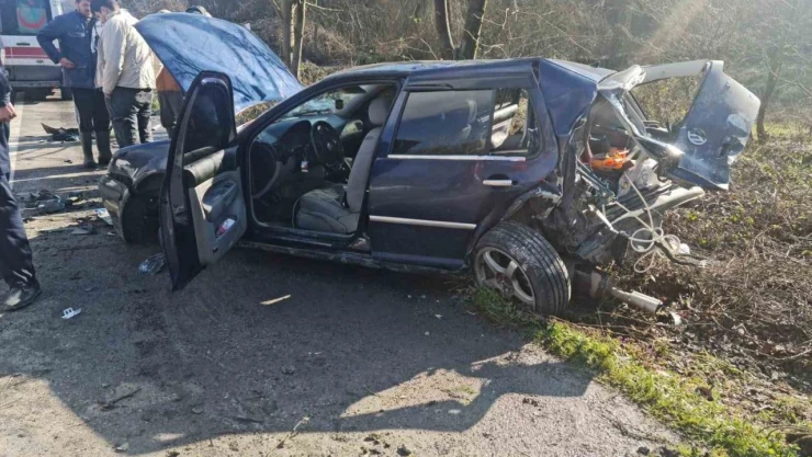 Otomobile Kamyonet Çarptı: 3 Yaralı