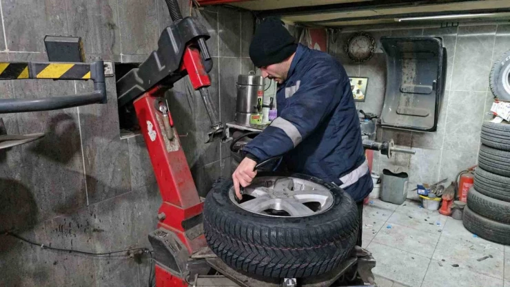 Lastikçilerde Kış Mevsimi Yoğunluğu Devam Ediyor