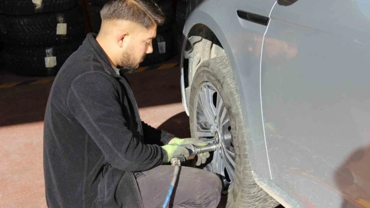 Lastikçilerin 'Kış Lastiği' Mesaisi Erken Başladı