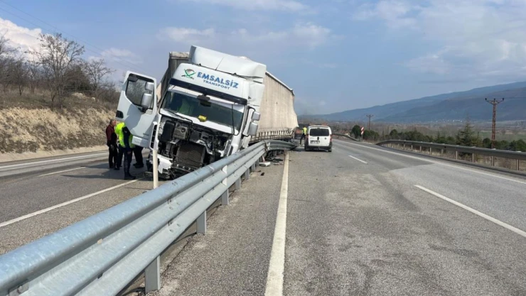 Lastikleri Patlayan Tır Su Kanalına Düştü