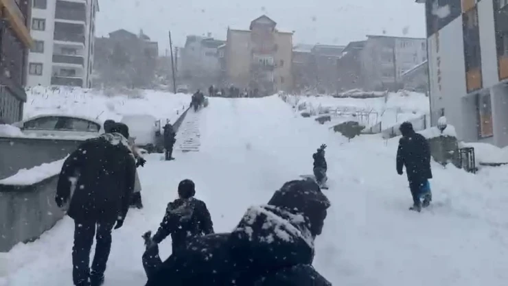 Mahalle Yolu Kayak Pistine Döndü