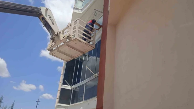 Mahsur Kalan Güvercini İtfaiye Kurtardı