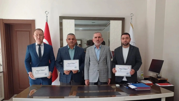 Manevi Danışmanlara Başarı Belgesi Verildi