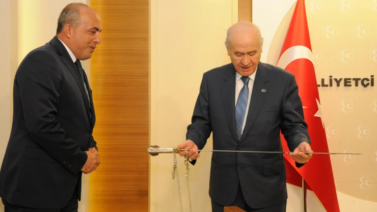 Maşalacı'dan, Devlet Bahçeli'ye kılıç hediyesi