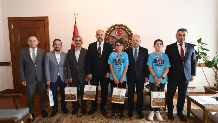 'MEB Robot Yarışması'nda Türkiye Birincisi Olan Öğrencilerden Vali Dallı'ya Ziyaret