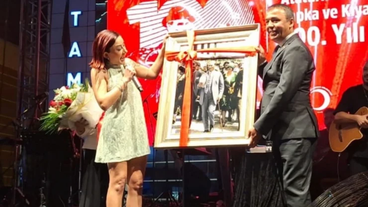 Melek Mooso'dan Kıyafet Eleştirisine Yanıt