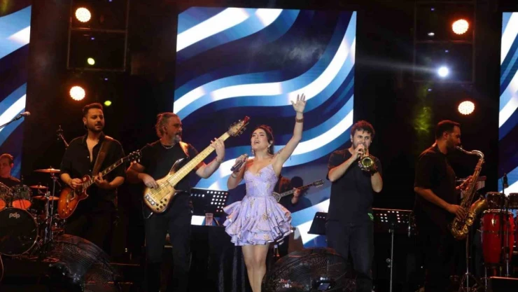 Melek Mosso 23 Nisan'da Bolululara Konser Verdi