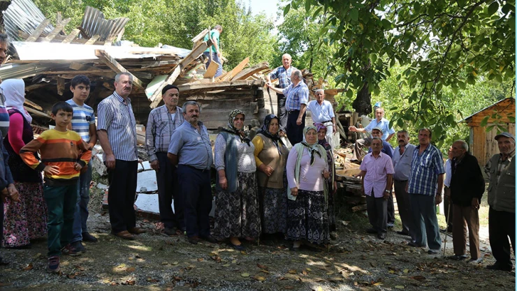 Mescit yıkıldı, köylüler ayağa kalktı
