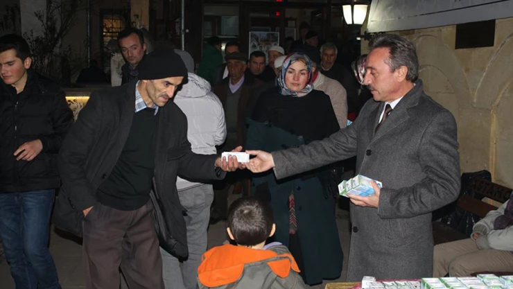 Mevlid Kandili sonrası süt dağıtıldı