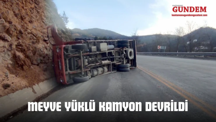 Meyve Yüklü Kamyon Devrildi