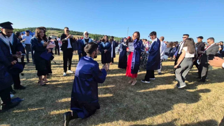 Mezuniyet Töreninde Sürpriz Evlilik Teklifi
