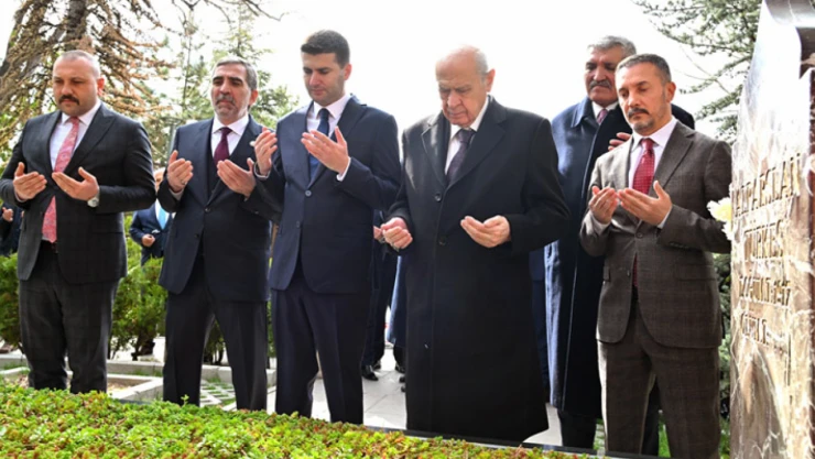 MHP lideri Bahçeli, Alparslan Türkeş'in kabrini ziyaret etti
