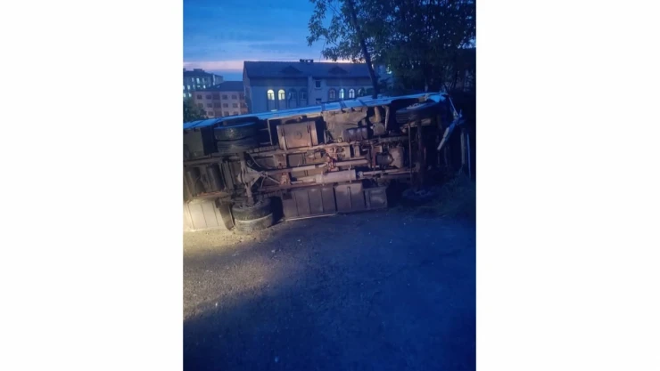 Midibüs Park Halindeki Cipe Çarptı: 2 Yaralı