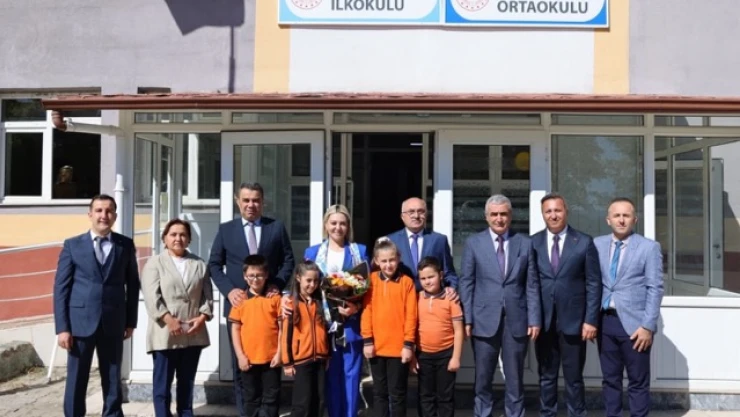 Milletvekili Ekmekci Öğrencilerle Bir Araya Geldi