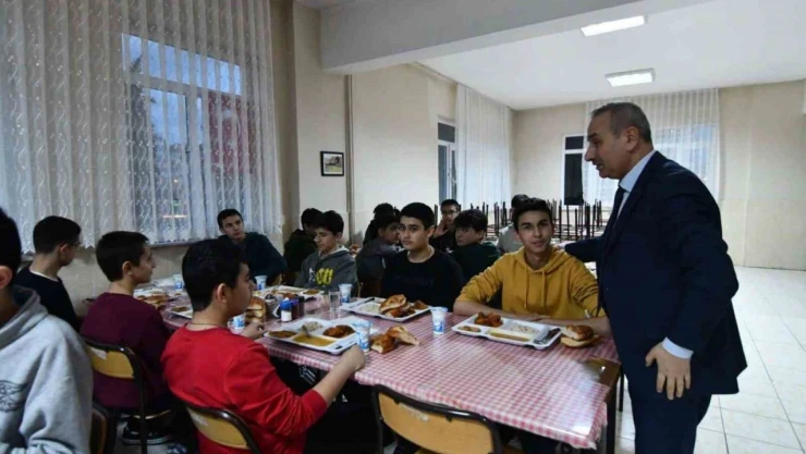 Milli Eğitim Müdürü Akbaş Öğrencilerle Oruç Açtı