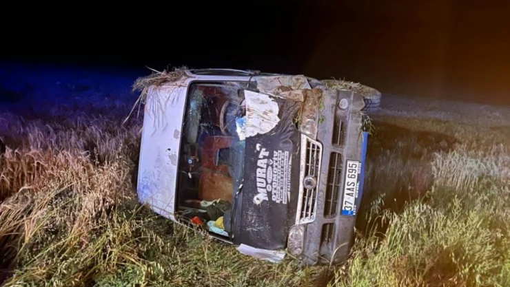 Minibüs tarlaya uçtu: 7 kişi yaralandı