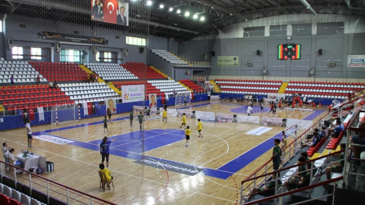 Minik Hentbol Şenlikleri Coşkuyla Gerçekleştirildi