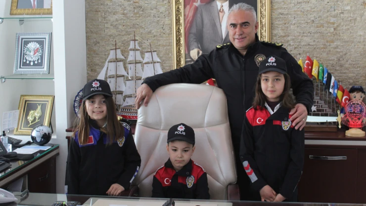 Minik öğrenciler emniyet müdürü koltuğunda