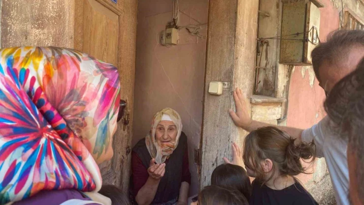 Miniklerden Engelli Ve Yaşlılara Anlamlı Ziyaret