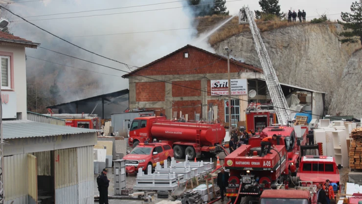 Mobilya atölyesi alevlere teslim oldu