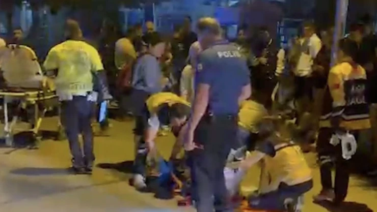 Motosiklet Yayalara Çarptı: 1'i Çocuk, 3 Yaralı