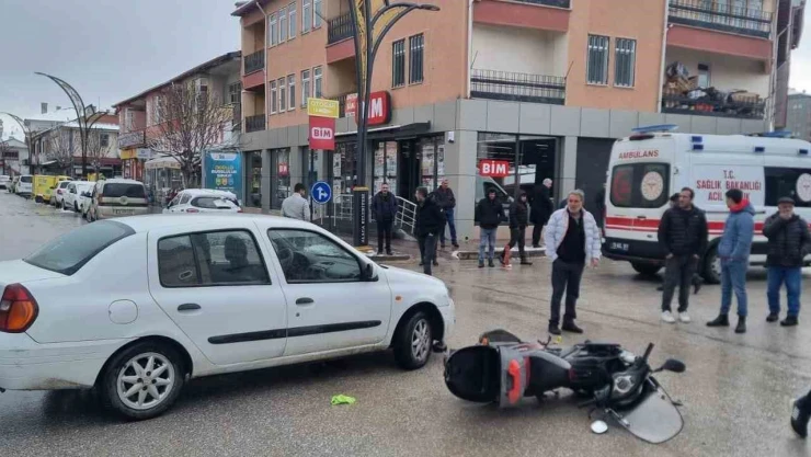 Motosiklet İle Otomobil Çarpıştı: 1 Yaralı