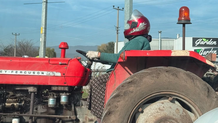 Motosiklet Kaskıyla Traktör Kullanan Kadın Büyük Beğeni Topladı