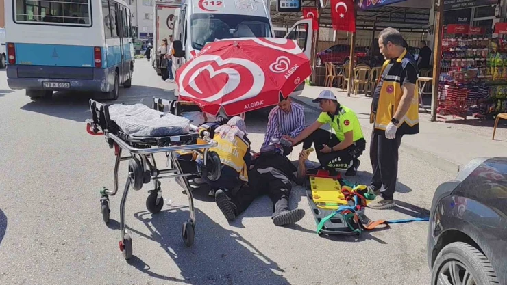 Yaralı Yayayı Şemsiye ile Güneşten Korudular