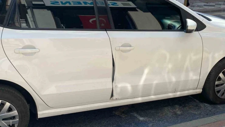 Otomobilin Açılan Kapısına Çarptı