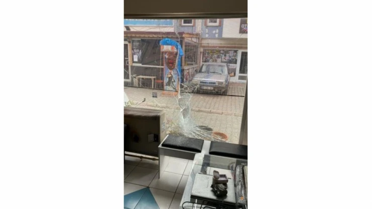 Motosikletin kontrolünü kaybedip iş yerine daldı