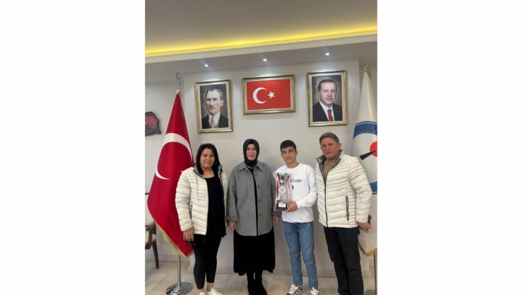 Muhammet Efe Kök'ten Başkan Oyar'a Şampiyonluk Hediyesi