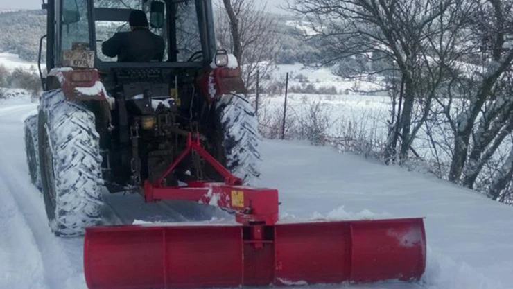 Muhtar karla mücadele için kolları sıvadı