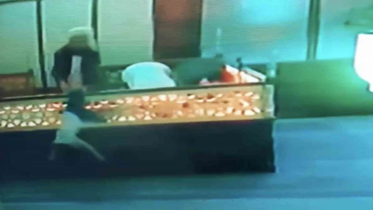 İmam 1 Metre Yüksekten Düşen Çocuğu Havada Yakaladı