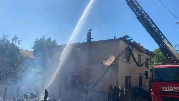 Ocaktan Sıçrayan Kıvılcımlar 5 Evi Yaktı