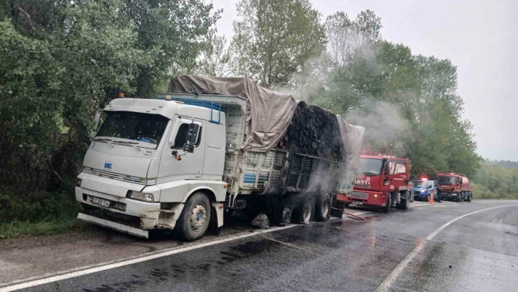 Odun Yüklü Kamyon Alev Aldı