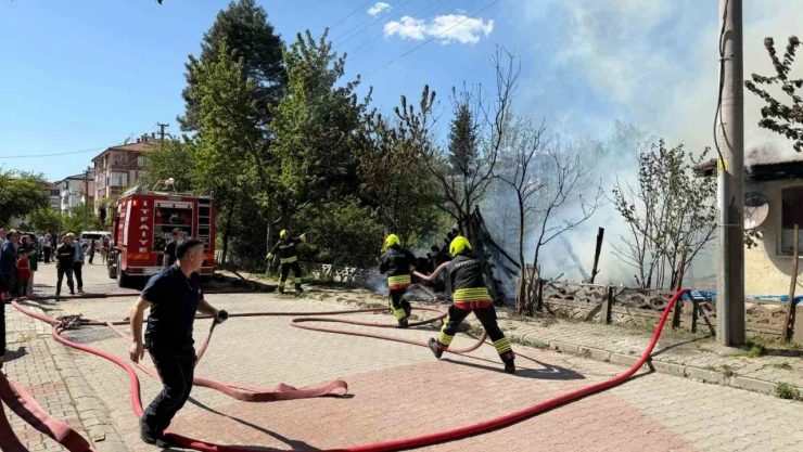 Odunlukta Çıkan Yangın Eve Sıçradı