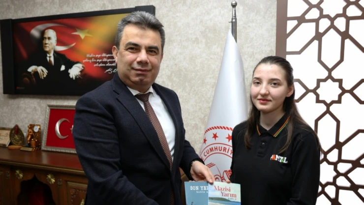 Öğrenci Rabia Ay'dan Hasan Gümüş'e Şiir Kitabı Takdimi