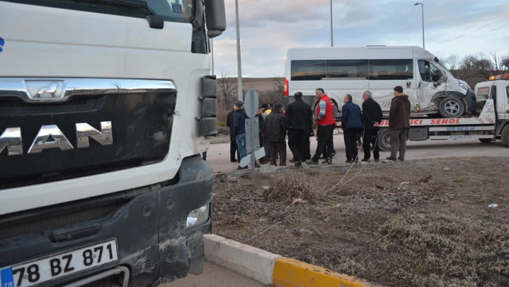 Öğrenci servisi ile kamyon çarpıştı: 5 yaralı