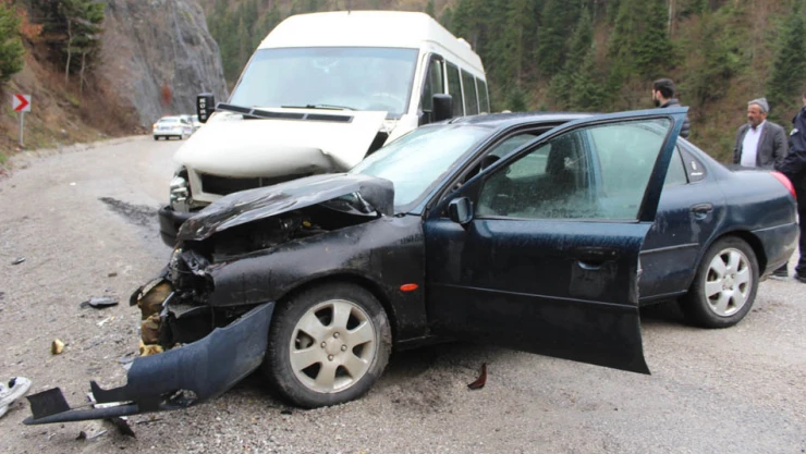 Öğrenci servisi ile otomobil çarpıştı 18 YARALI