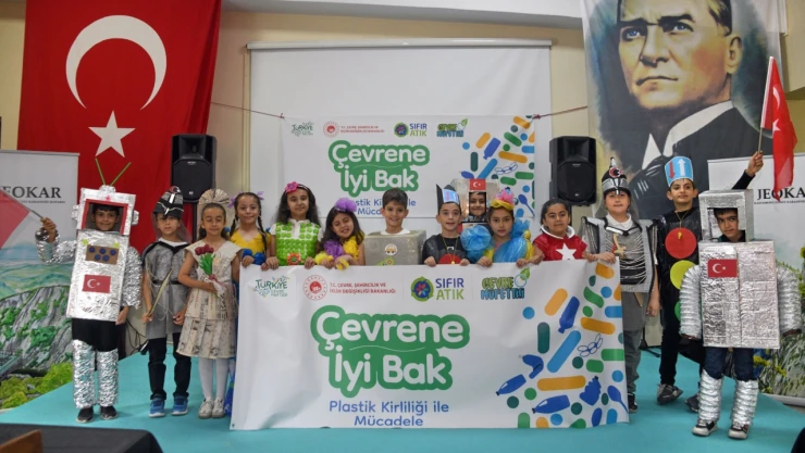 Öğrenciler Defile Yaptı