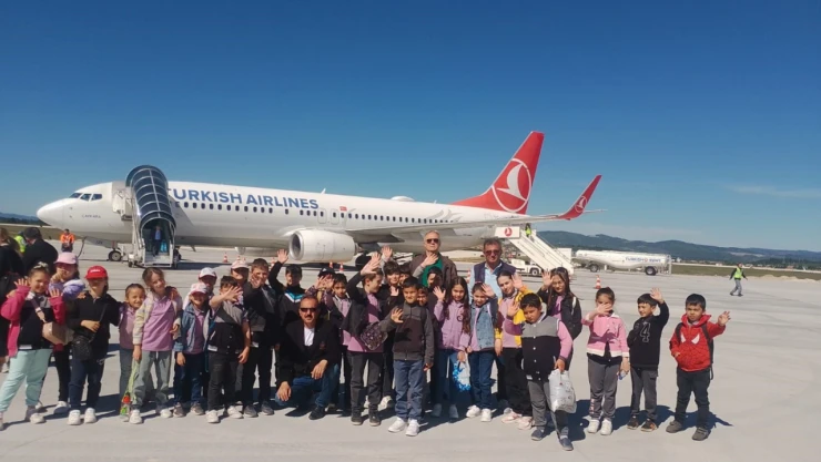 Öğrenciler Havalimanını Keşfediyor